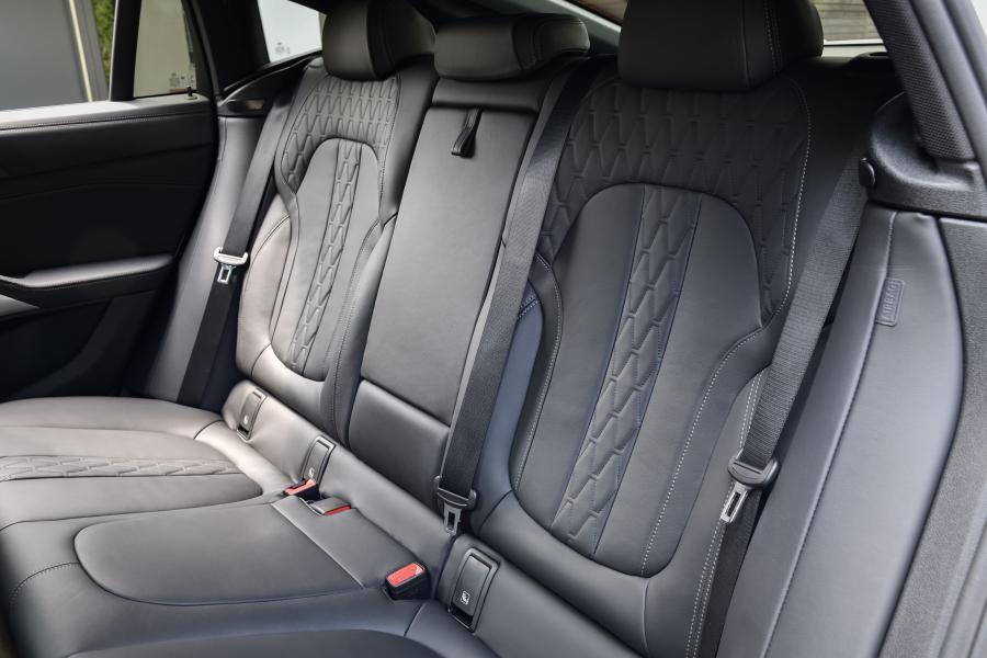 Интерьер BMW X6 xDrive30d M Sport (G06) 2019 года  (WW) (фото 28 из 38)